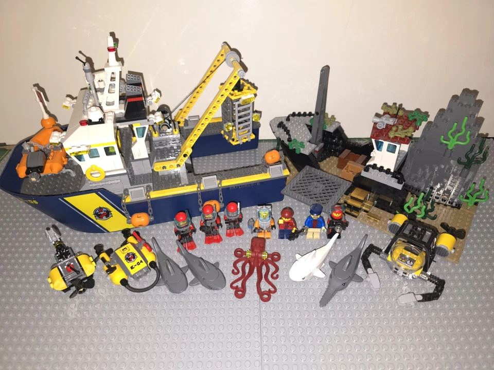 LEGO City Deep Sea Exploration Vessel (60095) Incomplete - Image 1 of 4