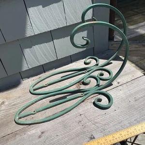 2 ganchos de jardín de pared arquitectónicos grandes de hierro pintado verde - Imagen 1 de 5