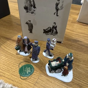 Department 56 Christmas in the City "Busy Sidewalks" #5535-2 (1990) Small Repair - Picture 1 of 12