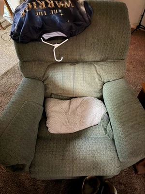 Green Lazy Boy Recliner Chair with Footrest Non Smoking Apartment Living Room - Image 1 of 2
