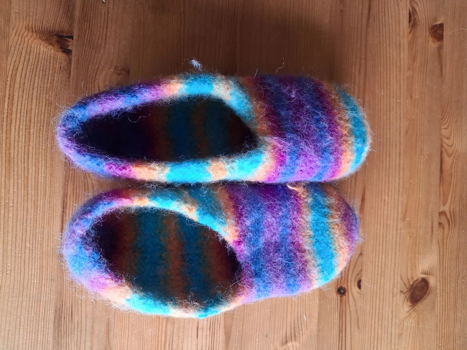 Gestrickte und gefilzte Hausschuhe - Bild 1 von 2