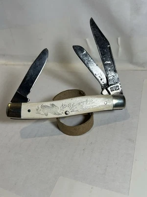 Vintage U.S.A. Schrade 3 blade Rabbit Scrimshaw Pocket Knife SC505 - Image 1 of 3