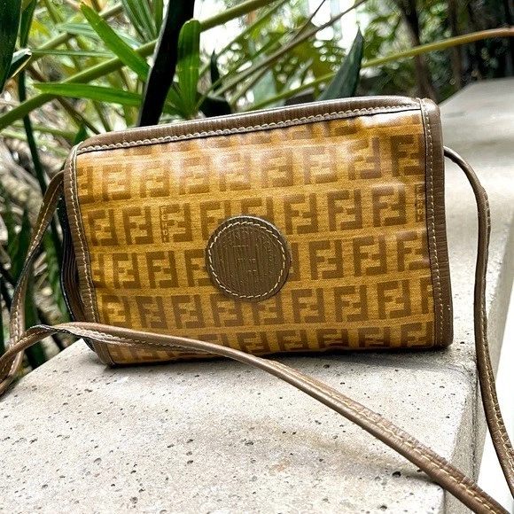 FENDI 复古 FF Zucca 小号 Monogram 涂层皮革斜挎包 带真品证明 — 第 1/4 张图片