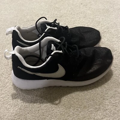 Кроссовки беговые Nike Roshe - черные серебристые белые GS размер 6Y 599728-007 - отличное состояние товара - Изображение 1 из 4