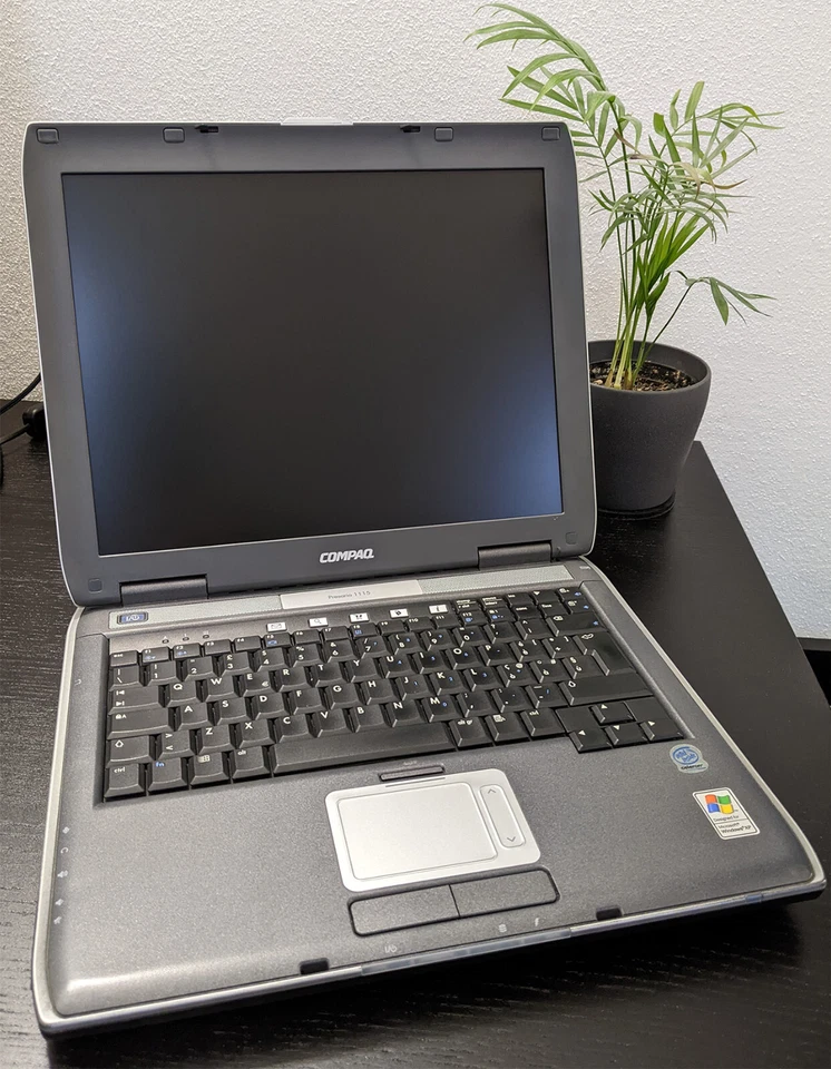HP Compaq Presario 1115 Laptop 14.2" - Retro PC Gaming - Windows XP (Working) - Immagine 1 di 4