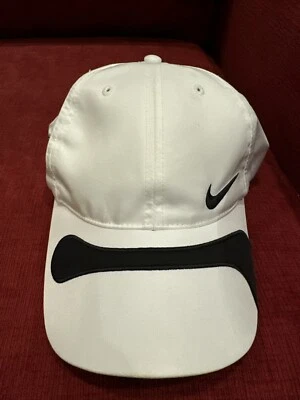 Gorra Nike para mujer con correa trasera blanca DriFit Swoosh Logo The Ritz Dove Mountain Foto 1 de 4