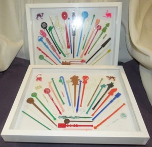 Par de exhibiciones enmarcadas de 15"x12"x1.5" de agitadores de bebidas vintage / palos Swizzle - Imagen 1 de 12