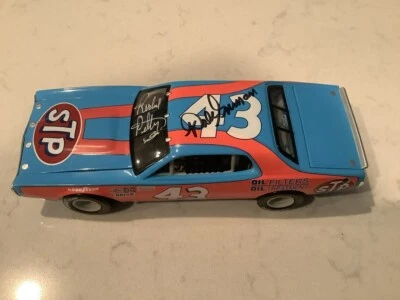 RICHARD PETTY & INMAN AUTOGRAPHED 1974 DODGE STP HALL OF FAME DIECAST & CARDS - Image 1 of 4