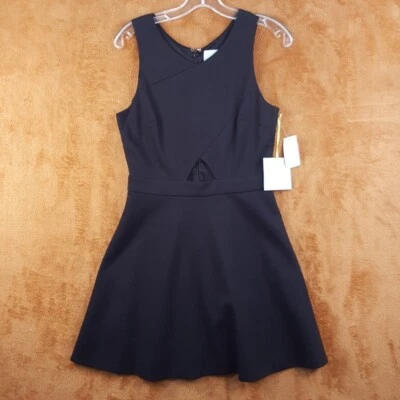 CECE 连衣裙女式 4 码黑色合身喇叭迷你镂空无袖背心 LBD — 第 1/4 张图片