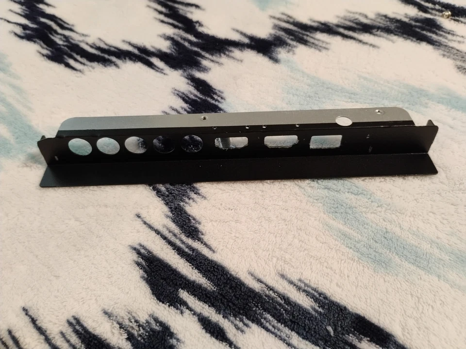 Bisel de cubierta de entrada AV lateral - Vizio 50" serie P P P502ui-B1E LED Smart TV Foto 1 de 1