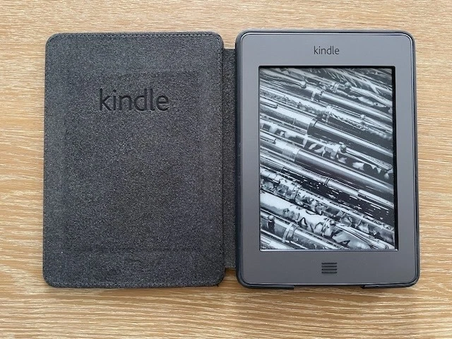 Kindle Touch (4th Generation) bundle, including original case (black) - Image 1 of 4