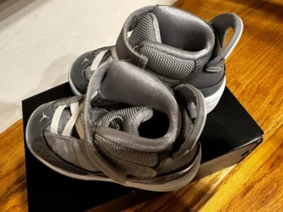 Limpio 🌟 Niño pequeño Nike Air Jordan 6 anillos gris lobo/blanco 6c Foto 1 de 4