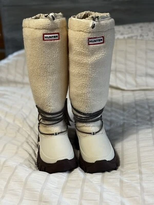Nuevo con etiquetas. Nuevo Hunter Wanderer Alto Sherpa Botas de Nieve Mujer Zapatos Talla 5 Crema/Marfil Foto 1 de 4