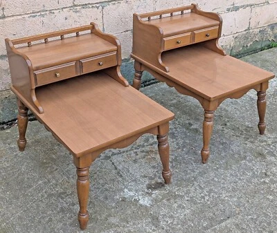 Par de mesitas de noche vintage de madera de arce Mersman de mediados de siglo moderna de fórmica Foto 1 de 4