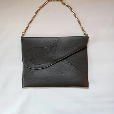 Bolso sin asas estilo años 80 sobre plano interior verde cadena dorada y plateada Foto 1 de 4