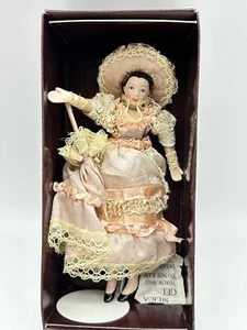 Bambola vittoriana donna porcellana per case bambola in miniatura abito rosa 1:12 - Foto 1 di 4