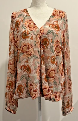 Blusa NYDJ Rosa Multi Floral Manga Longa Decote V Envoltório Frente Grande - Imagem 1 de 4