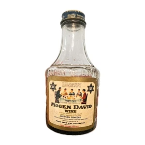 Mogen David Jewish Wine American Concord empty 4 oz glass bottle dont Passitover - Picture 1 of 4