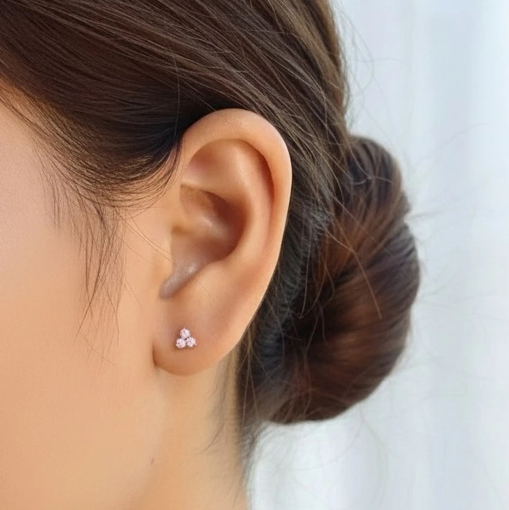 Oro Rosa 14k Diamante Rosa Natural 3 Piedras Racimo Pendiente Stud Trío Pequeña Flor Foto 1 de 4