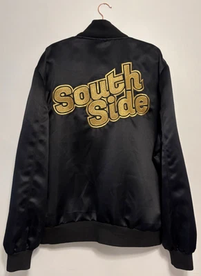 Chaqueta Universitaria Stewart & Strauss Hombre 3XL Negra Dorada Satén Lado Sur Bordada Foto 1 de 4