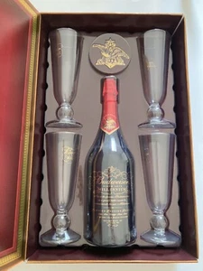 Budweiser Millennium 2000 edición limitada botella cuatro vasos y caja cubierta nueva - Imagen 1 de 12
