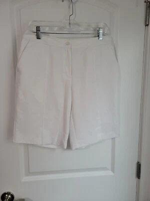 Bermudas suaves IZOD X-tra Dry para mujer blancas con aberturas delanteras planas talla 8 Foto 1 de 4