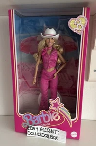 Barbie La Película Muñeca Margot Robbie Rosa Western Muñeca Vaquera HPK00 NRFB 💖 - Imagen 1 de 7