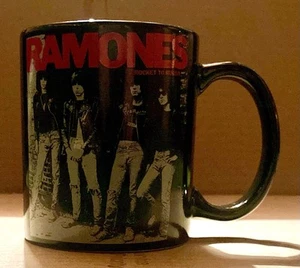 RAMONES RARO ROCKET TO RUSSIA TAZA/TAZA DE CAFÉ CERÁMICA NEGRA FUENTE/LOGOTIPO CLÁSICO - Imagen 1 de 6