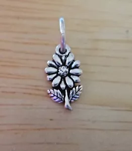 Sterling Silber WINZIG 10x6mm Gänseblümchen Blume mit Stiel Blätter Charm - Bild 1 von 3