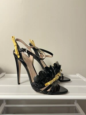 Sandalias de tacón alto Miu Miu charol con volantes negras con tiras 40 Foto 1 de 4