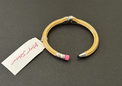 Pulsera lápiz escolar Betsey Johnson brazalete con bisagras amarillo plata con borrador rosa Foto 1 de 4