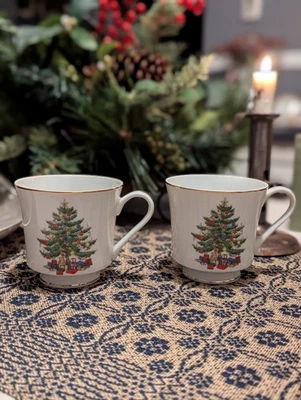 漂亮的一双圣诞瓷脚茶或咖啡杯全球艺术之家 — 第 1/4 张图片