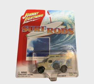 WHITE LIGHTNING WORLD WAR II AMBULANCE 2001 JOHNNY LIGHTNING SURF RODS 1:64 - Picture 1 of 4