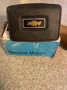 1973-1988 CHEVY TRUCK NOS HORN CAP BUTTON + BOX BLAZER SUBURBAN NEW IN BOX GM - Picture 1 of 4