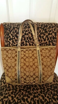 COACH SIGNATURE KHAKI C 金色金属装饰 M 珠饰画廊托特包钱包 — 第 1/4 张图片