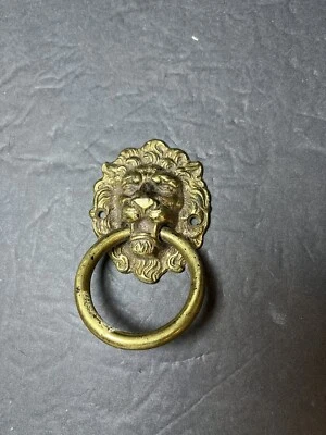 Antiguo tirador de cajón con cabeza de león de bronce de latón antiguo N10753 12 Foto 1 de 2