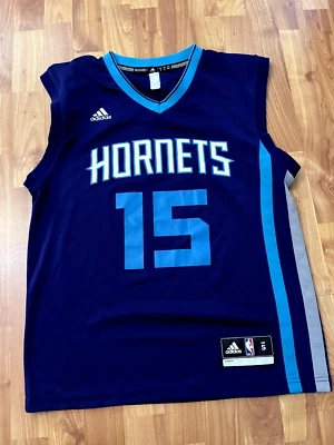 Camiseta deportiva pequeña Adidas #15 sin mangas Kemba Walker Charlotte Hornets para hombre Foto 1 de 4