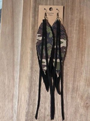 Pendientes de camuflaje envejecidos de plumas de cuero genuino hechos a mano 8" Foto 1 de 3