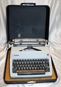 Olympia SM-9 Deluxe Manual Portable Typewriter in Leather Lined Case - Excellent