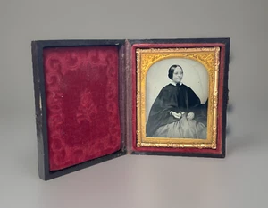 ANTIKER VIKTORIANISCHER AMBROTYP NEUNTER TELLER DEMURE LADY PORTRAIT + ETUI um 1860 - Bild 1 von 7