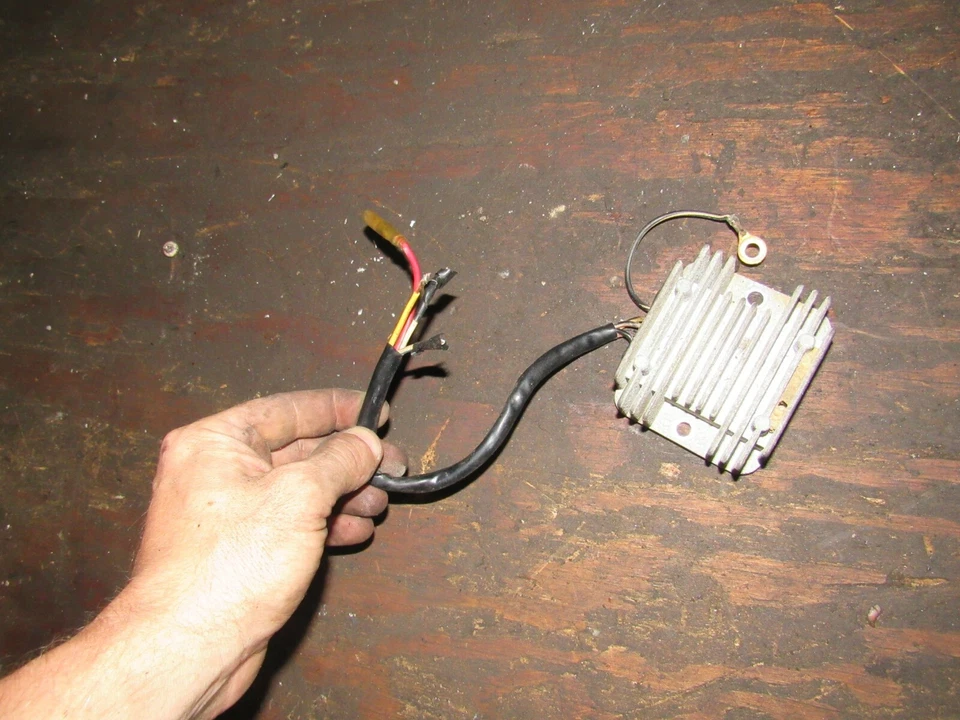 Suzuki GS850 GL 1982 regulador de voltaje rectificador Foto 1 de 1