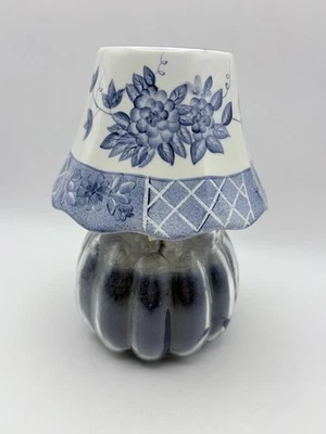 De colección Años 90 Hogar Interior Vela Tono Azul Blanco Floral Borde Festoneado 3.75" H Foto 1 de 4