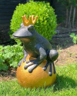 Gartenfigur Froschkönig Groß Stein-Figur Frosch Goldene Kugel Frostsicher 30cm - Bild 1 von 4