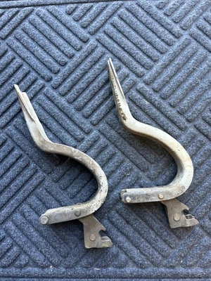 Par de dobradiças de porta-malas usadas Chevrolet Bel Air 1955-1957 fabricante de equipamento original - Imagem 1 de 4