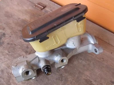 Nuevo de Lote Antiguo 1983-1987 Chevy Buick Pontiac CILINDRO MAESTRO con DEPÓSITO 18013422 Foto 1 de 4