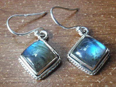 Brincos pendurados quadrados de prata esterlina 925 com bordas de corda acentuadas de labradorita - Imagem 1 de 4