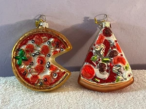 Juego de 2 adornos navideños rebanadas de pizza de vidrio y pizza entera con rebanada tomada AA928 - Imagen 1 de 5