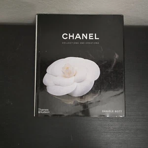 Chanel: Collections and Creations HC Daniele Bott 2007 - Foto 1 di 9