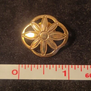 Cappello camicia spilla bavero margherita ragazza scout etichetta membro fascia logo fiore tono oro - Foto 1 di 2