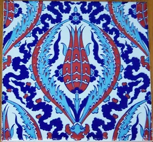 Piastrella ceramica turca rialzata Iznik grande motivo tulipano rosso 8"x8" (20cmx20cm) - Foto 1 di 3